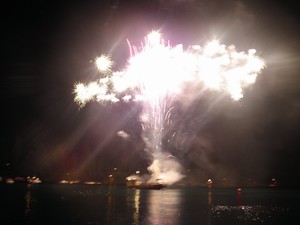 photo of the 2009 fireworks display in Queenstown.